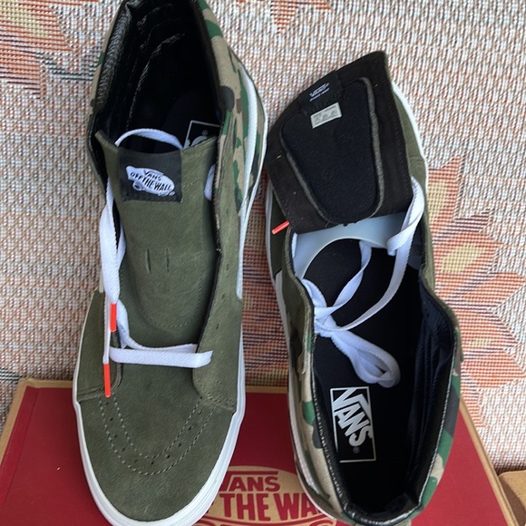 Vans Men’s Sk8-Hi
Camo Olive/White
VN0005U933
Sneakers - Picture 13 of 16